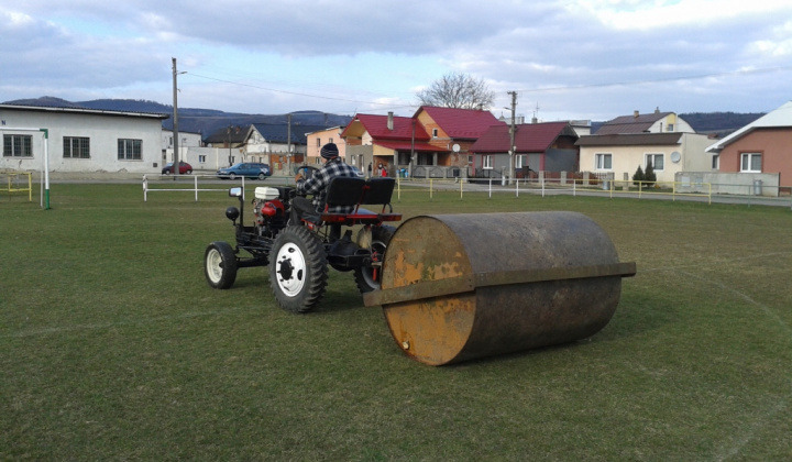 Fotka - Pripravovanie ihriska na sezónu